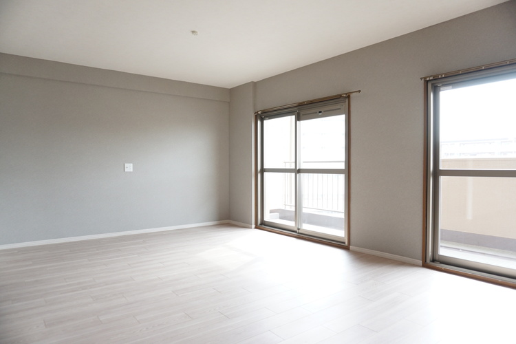 居間 太陽光が自然な明るさで照らしてくれる心地良いリビング