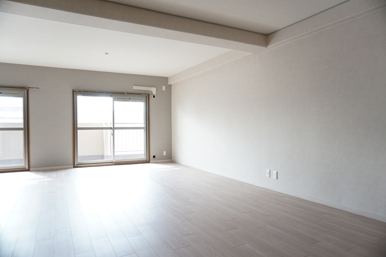 居間 南向きの約26帖LDKは家具を置いても余裕のある広さ