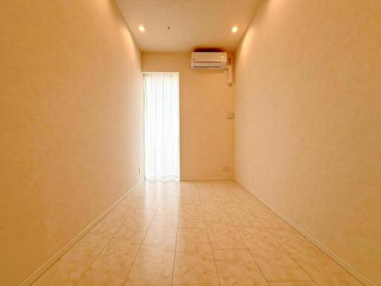 内装 採光を確保した明るい室内は風通しも良く穏やかな時が流れます！様々な生活スタイルにも対応可能な間取り。採光もアクセントの一つとして。この明るい好みの空間で読書をしたり、音楽を聞いたりと一人の時間も充実！ 