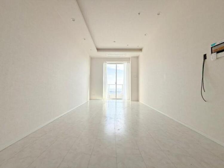 居間 家族の会話や笑顔が行き交うリビングで、子供を走り回らせたい。ダイニングテーブルでゆったり食事を堪能。光と風が溢れる開放的なリビングダイニングには、くつろぎの空間を生み自然と家族みんなが集まってきます 