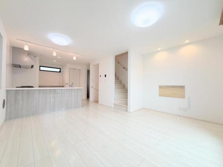 居間 ●〇家族と過ごすひと時を溢れる光が優しく包み込むリビングダイニング。家族とともに、心穏やかに過ごすひととき。家族との時間、自分の時間を大切にできる空間がここにあります。LDKで過ごす時間は大事ですね●