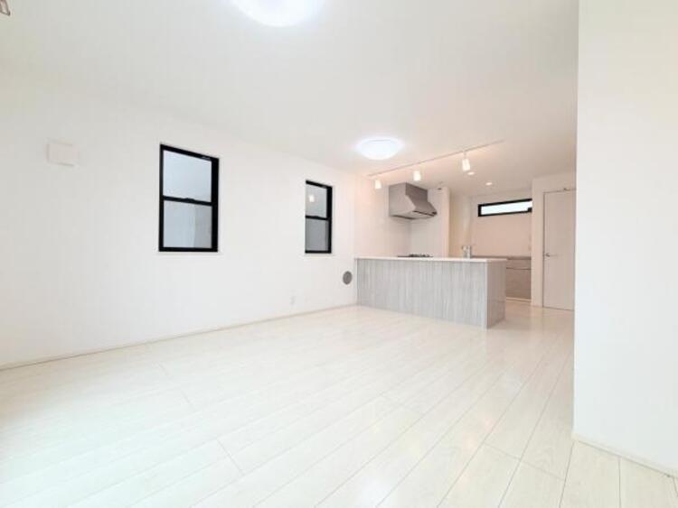 居間 ●〇オープンでのびやかな空間を生み出す、こだわりの広がりとゆとり。家族と過ごす時間を大切にしたい方にぴったりの明るくゆとりある住空間です。南側の窓からの日差しがリビングの中までしっかりと届きます　〇●