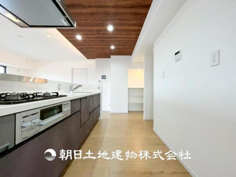 キッチン 【キッチン】住宅の主役でもあり、日常生活を過ごす上で重要な水回りでもあるからこそ機能性・デザイン性に拘りました。お掃除のしやすいシステムキッチンを設置しました。