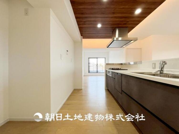 キッチン 【キッチン】仲良しなご夫婦、お子様、みんなでお料理ができる程の贅沢なスペースを実現したキッチンとなっております。みんなで作った料理を召し上がりながらの会話は盛り上がること間違いなしです。