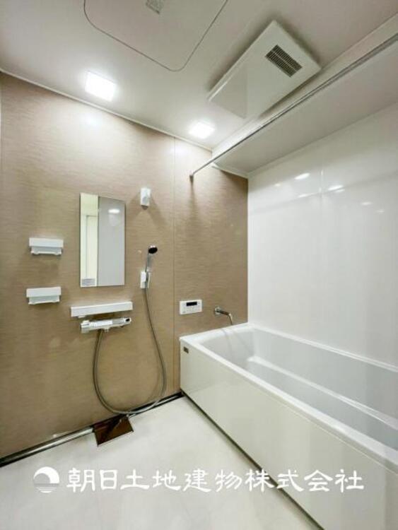 風呂 【浴室】上品な色合いが魅力のバスルームは、ほっと落ち着く空間を作り出しています。広々とした浴槽で体を癒やしながら、疲れを取り除けるような仕様です。