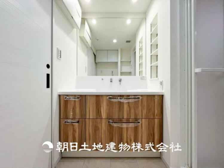 洗面 【洗面化粧台】広々とした洗面化粧台はたっぷり収納もさる事ながら、身だしなみチェックや歯磨きなど、朝の慌ただしい時間でも心に余裕とゆとりを作ってくれます。