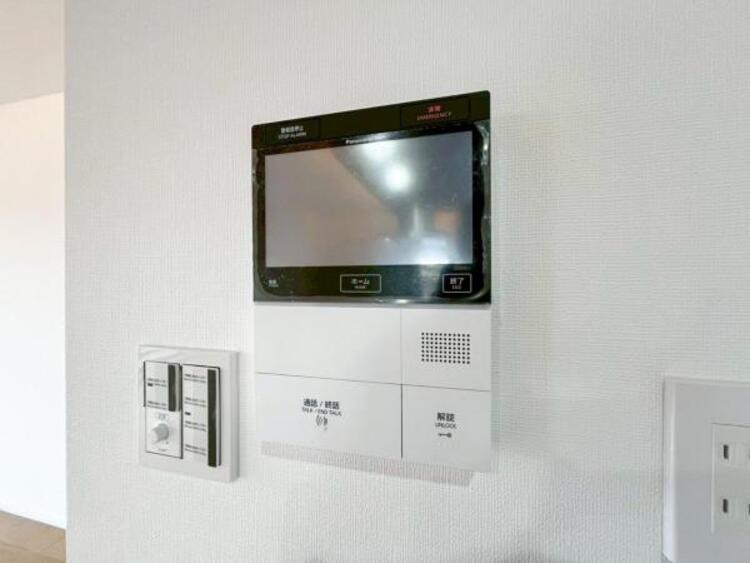 設備 【モニター付きインターホン】訪問者の確認が出来るので、セキュリティ対策にも最適のモニター付きインターホン。