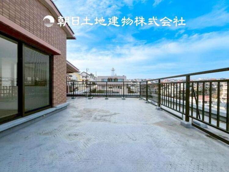 バルコニー 【ルーフバルコニー】テーブルを置いてもゆとりのある幅の広いバルコニー。穏やかな景色を楽しみながらティータイム、ＢＢＱを楽しむのも至福のひと時ですね。