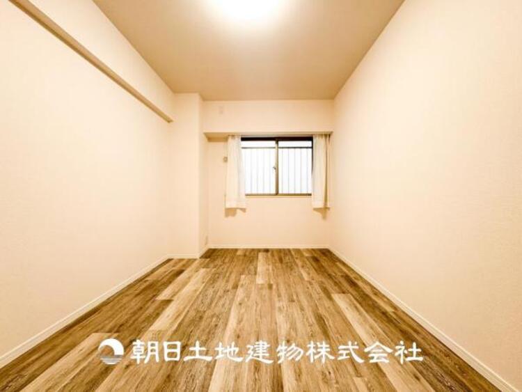 内装 【居室】一人で過ごす空間は音楽を聴いたり読書をしたりと趣味を楽しめる空間です。