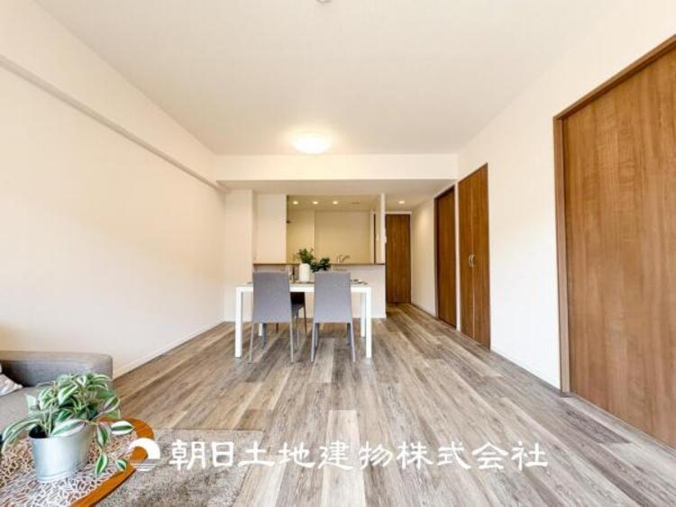 居間 【リビング】家族や友人との時間など、１番多くの時間を過ごす空間だからこそ落ち着いた空間になります。