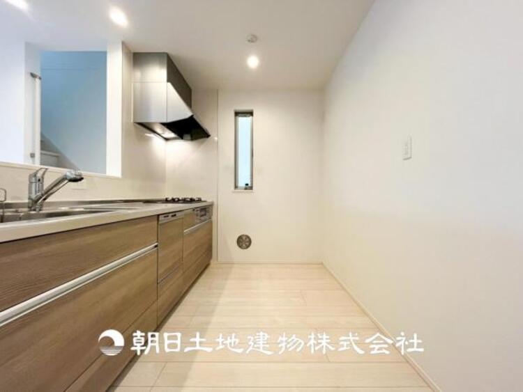 キッチン 【キッチン】仲良しなご夫婦、お子様、みんなでお料理ができる程の贅沢なスペースを実現したキッチンとなっております。みんなで作った料理を召し上がりながらの会話は盛り上がること間違いなしです。