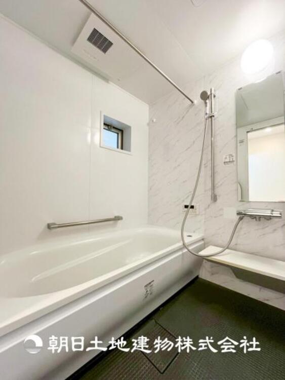 風呂 【浴室】上品な色合いが魅力のバスルームは、ほっと落ち着く空間を作り出しています。広々とした浴槽で体を癒やしながら、疲れを取り除けるような仕様です。お子様と一緒に楽しく入るのもいいですね。