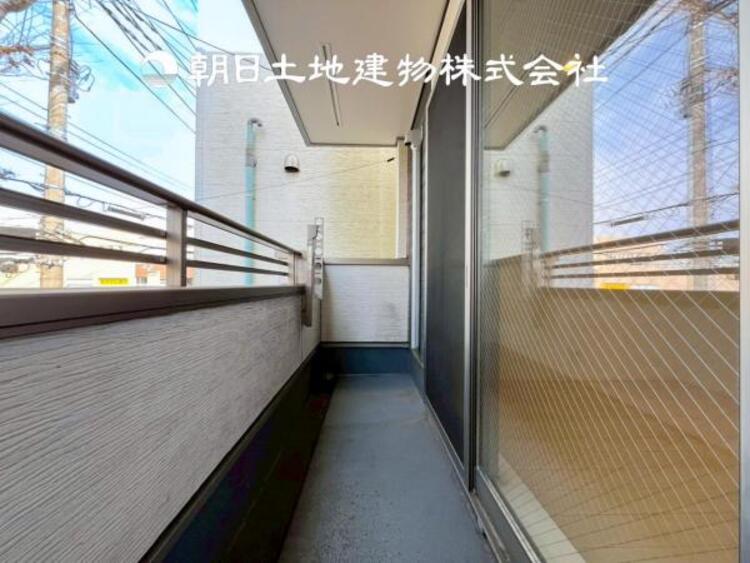 バルコニー 【バルコニー】温かい太陽を感じる事ができるのは、目の前に遮るものが無いから。彼方に広がる風景が絵画のように広がります。