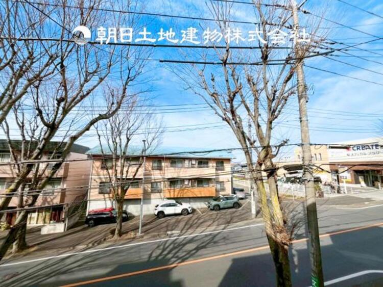 その他 【眺望】目の前に手を伸ばせば、触ることが出来そうな環境が、そのままインテリアになったような印象です。その豊かな眺望にふさわしい空間には、通風・採光にも優れ、心地よい光と風があふれています。