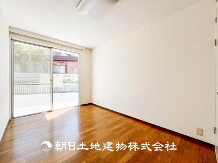 内装 【居室】人間の感性を育むプライベートルームはシンプルが１番だと思います。好みの空間で本を読んだり、音楽を聞いたりと、大切な一人の時間も充実したものにできます。