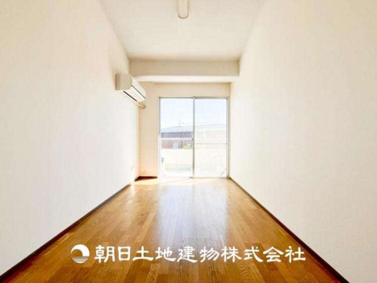 内装 【居室】大切なご家族、招いた友人と過ごす大切な時間を差し込む光が優しく包み込む空間。大切な人とともに、心穏やかに過ごすひとときを味わってください。