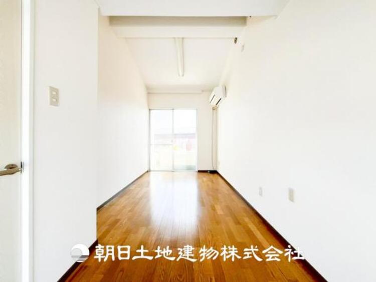 内装 【居室】趣味・感性で個性的に飾って頂けるようシンプルに仕上げてあります。自分時間を充実させながら心豊かなひとときを過ごすための大切な空間。