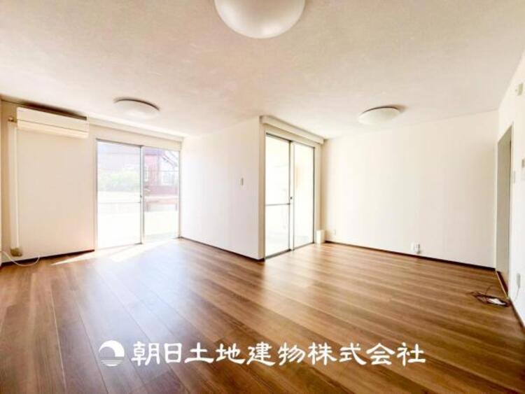 居間 【リビング】リビングにはみんなが集い、食事や楽しい会話が始まる。話に夢中になりすぎて、ついつい時を忘れてしまう。そんな束の間の幸せを感じさせてくれる場所。