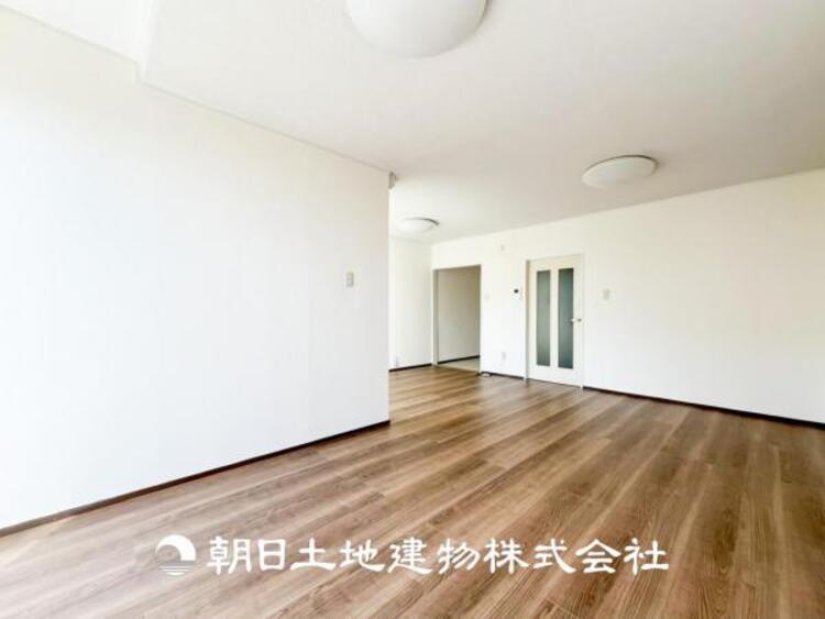 居間 【リビング】大切なご家族、招いた友人と過ごすひと時を溢れる光が優しく包み込む空間。大切な人とともに、心穏やかに過ごすひととき。家族との時間、自分の時間を大切にできる空間を作りました。