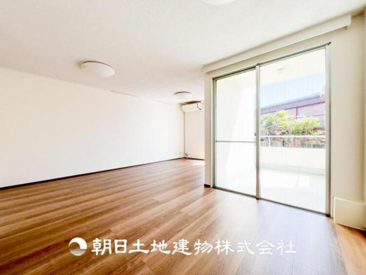 居間 【リビング】開放的で明るい空間が広がるLDK。リビングには暖かな太陽が降り注ぎ、爽やかな住空間です。お友達を呼んでお茶をしたり、一緒に料理を楽しみながら楽しい時間を。