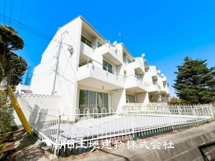 外観 【外観写真】表現された空間はたくさんの光を浴び、風を感じ、暮らしの時間を豊かにしてくれます。デザインされた空間と競い合うかのような充実した建物と共に大切な家族の思い出を刻んでいきます。