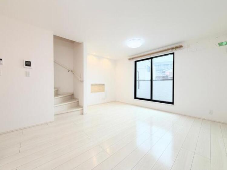 居間 ●〇家族の思いを抱きながら、平和であることに感謝したくなる悠久の時。あたかかく感じるのは、陽当りだけではなかった！広く和やかに暮らせる空間と家族の存在が胸にジーンと響きわたる。理想の住まいがここに〇●