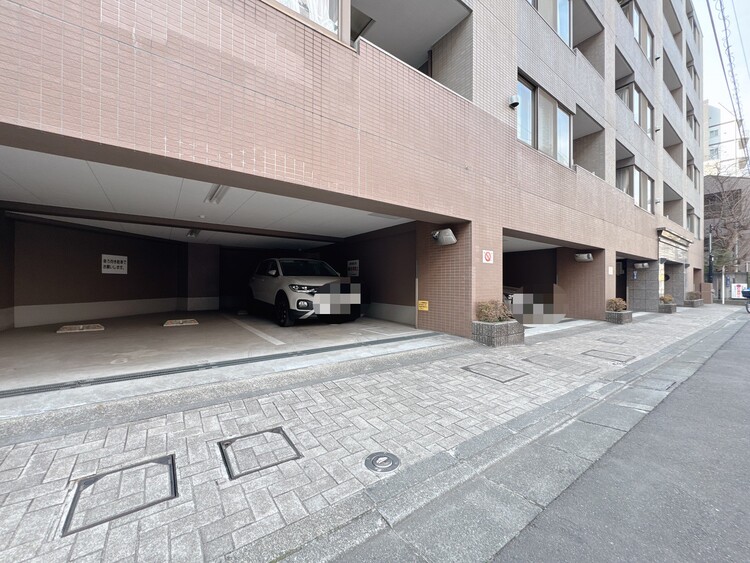 駐車場 本物件の駐車スペースです。車種制限のある場合もございますので、お気軽にお問い合わせくださいませ。