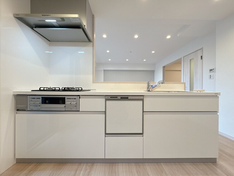 キッチン スマートな意匠と充実の機能を備えたキッチンが、暮らしにおいしい彩りを添えます。