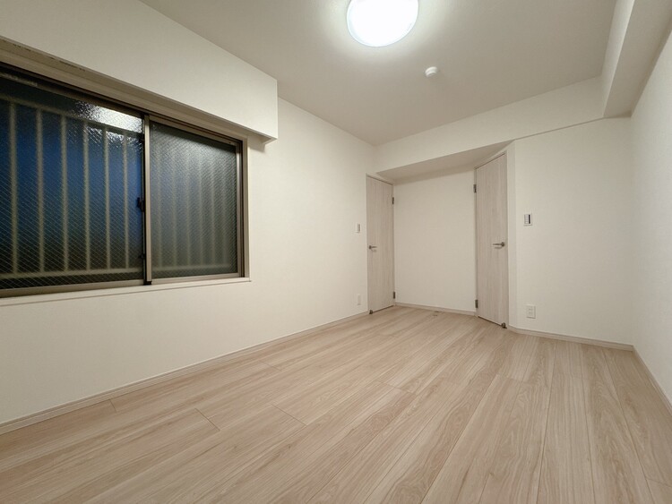 寝室 ベッドも十分に設置するスペースがあります。