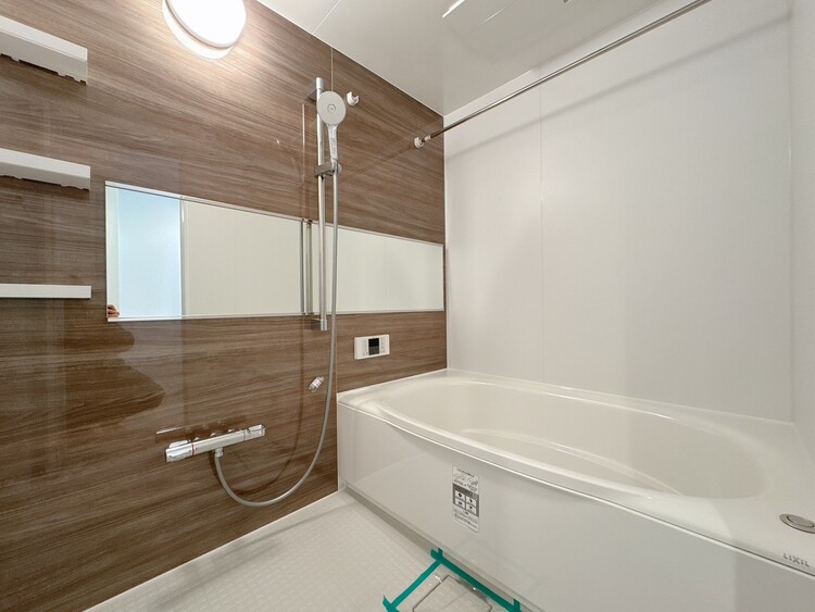 風呂 一日の疲れを癒すバスルームは、心地よいリラックスを叶える清潔感溢れる空間です。