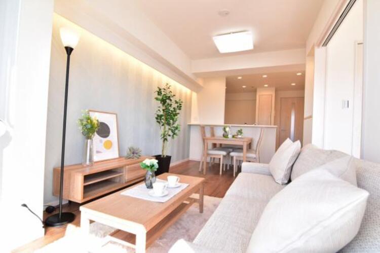 居間 リビング（家具、小物はイメージです）　安らぎの日々のために最新の設備・仕様を採用しました。笑顔の毎日をここでお過ごしください。