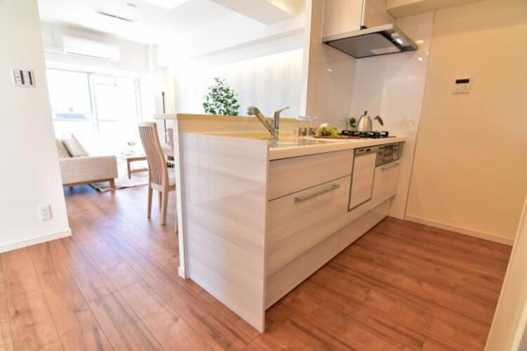 キッチン キッチンは毎日使う場所だから、忙しいときでも使いやすく、いつもキレイに保ちたい。等身大のわが家らしい、ぴったりのキッチン。（家具、小物はイメージです）