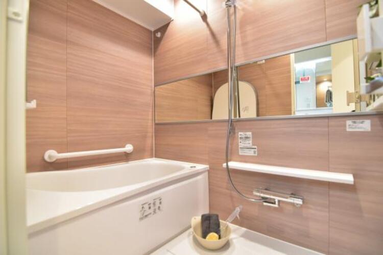 風呂 １日の疲れを癒してくれる広々とした浴室は癒しの空間としてカスタマイズが可能です。（家具、小物はイメージです）