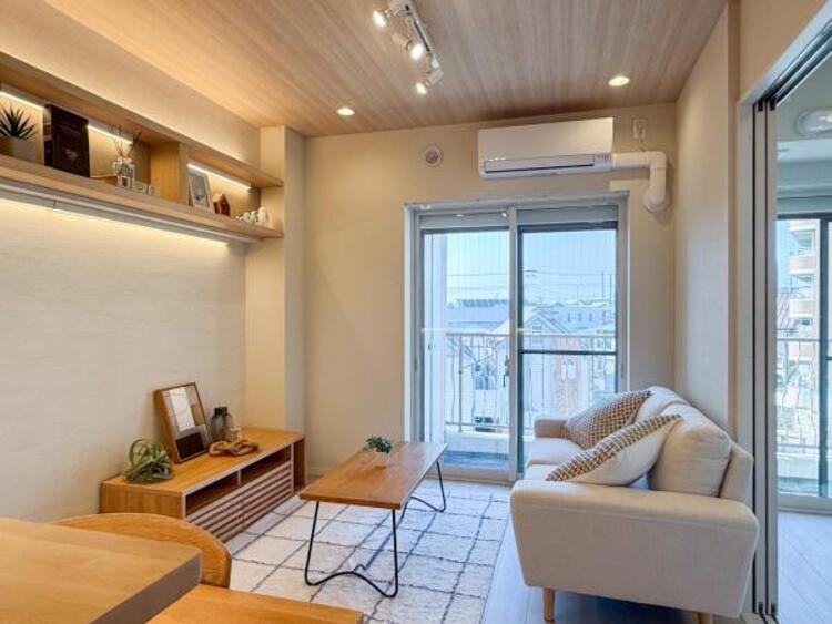 居間 【家具・小物（調度品）は販売価格に含まれません】くつろげるリビングは話に夢中になりすぎて、ついつい時間を忘れてしまう。そんな束の間の幸せを感じさせてくれる場所です。