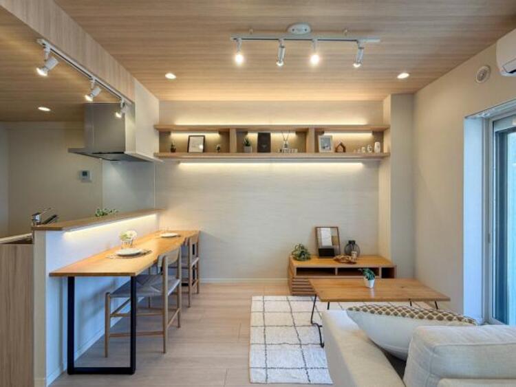 居間 【家具・小物（調度品）は販売価格に含まれません】落ち着いた色合いの内装で、居心地の良い空間を演出。