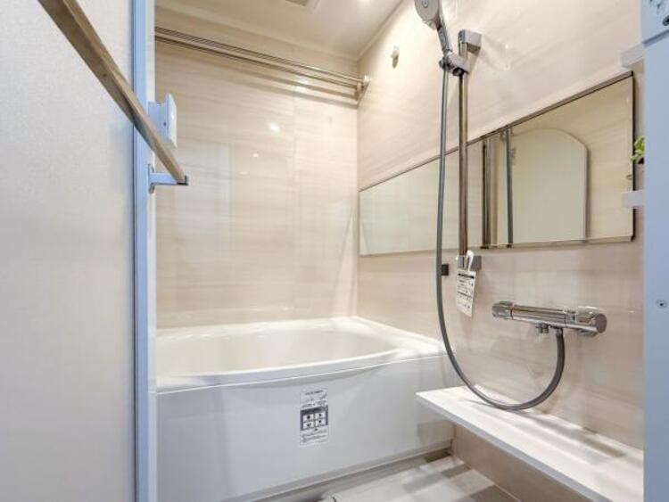 風呂 清潔感のあるバスルーム。高級感のあるデザインです。