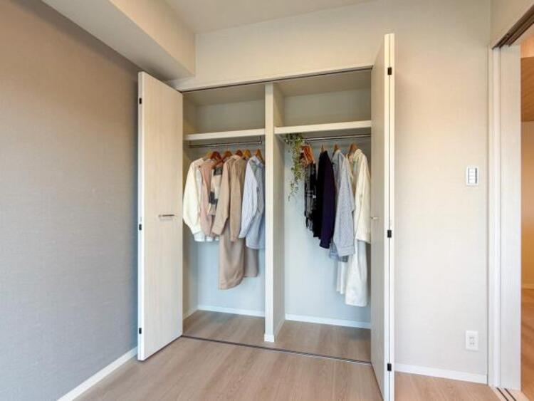 収納 【家具・小物（調度品）は販売価格に含まれません】クローゼットには棚やハンガーパイプが付いており、スーツや上着などがスッキリ収納可能です。