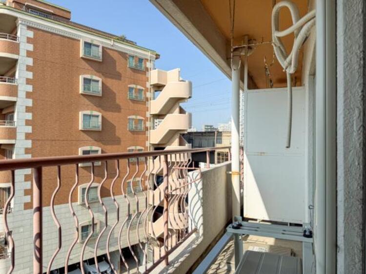 バルコニー 洗濯物もしっかり干せる、実用性の高いバルコニーです。