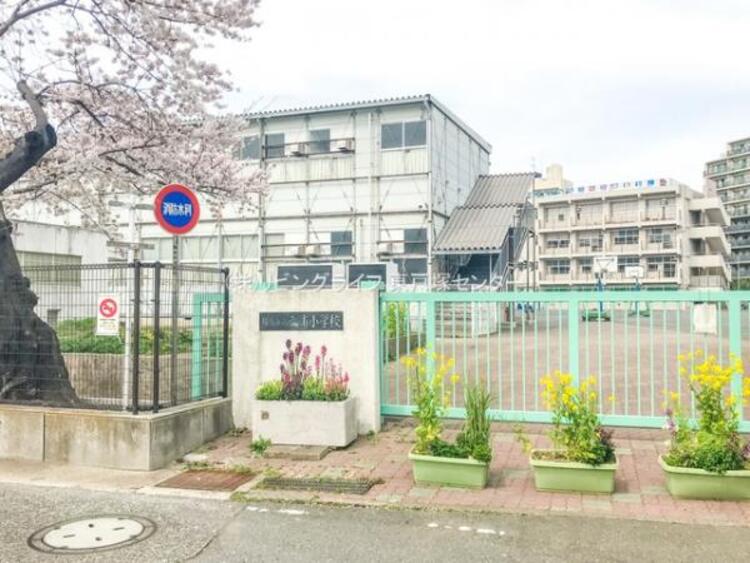 周辺 横浜市立六浦小学校   270m