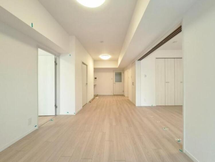 居間 LDK15.1帖　落ち着きのあるリビングです。お友達が遊びに来た時にも使えますし、ちょっと疲れた時にお昼寝できるのも嬉しいですね。