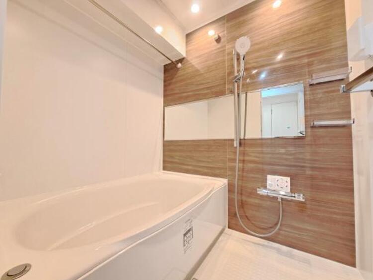 風呂 浴室乾燥機付きで雨の日の洗濯も可能です。凹凸が少ない汚れの付き辛くお掃除が楽な仕様となっております。