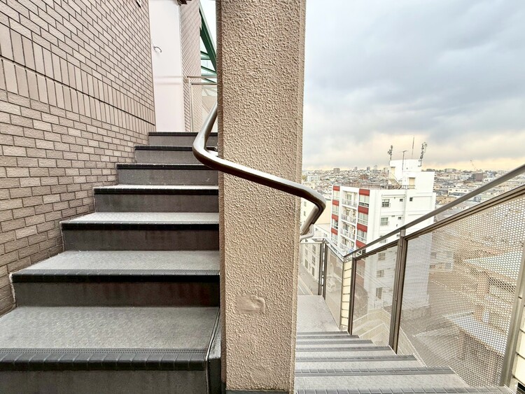 その他 共用部の階段です。明るく清潔に管理されています。