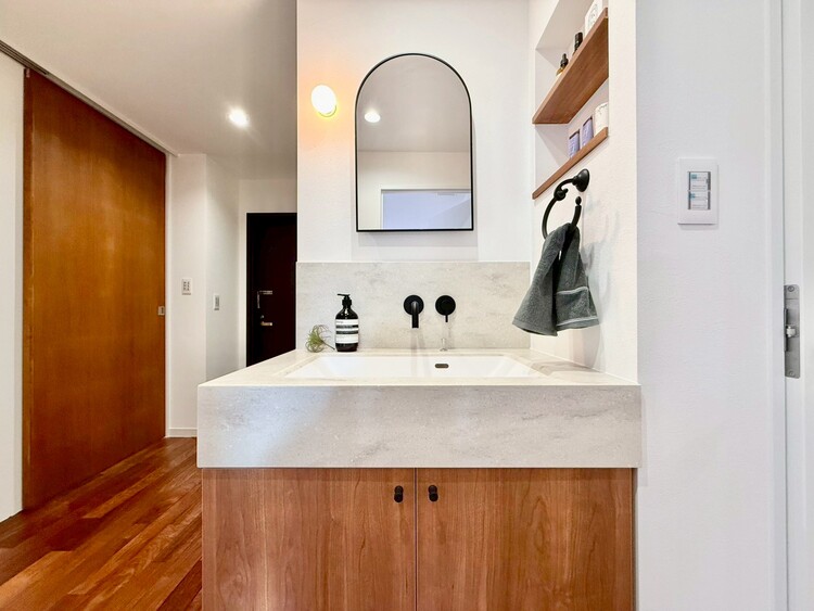 その他 清潔感を感じられる洗面化粧台。