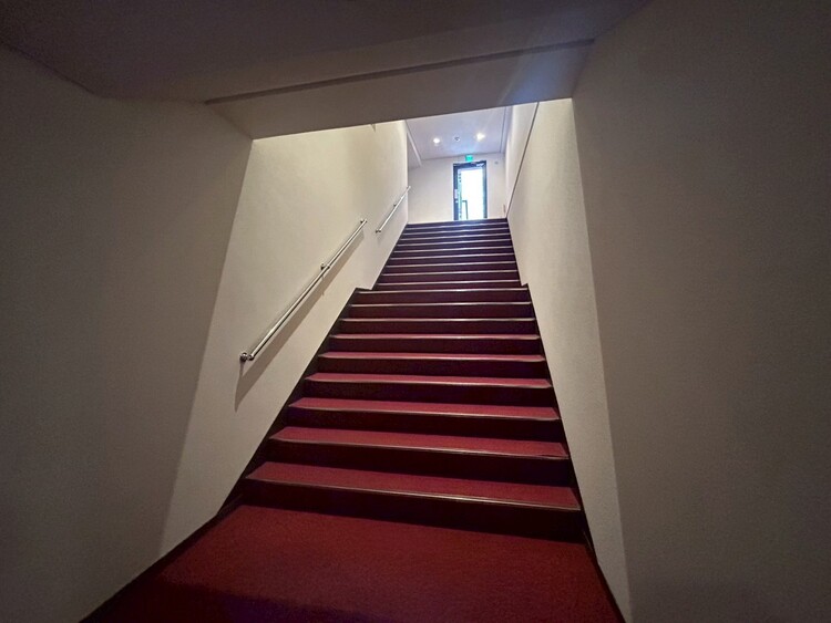 その他 共用部の階段です。明るく清潔に管理されています。