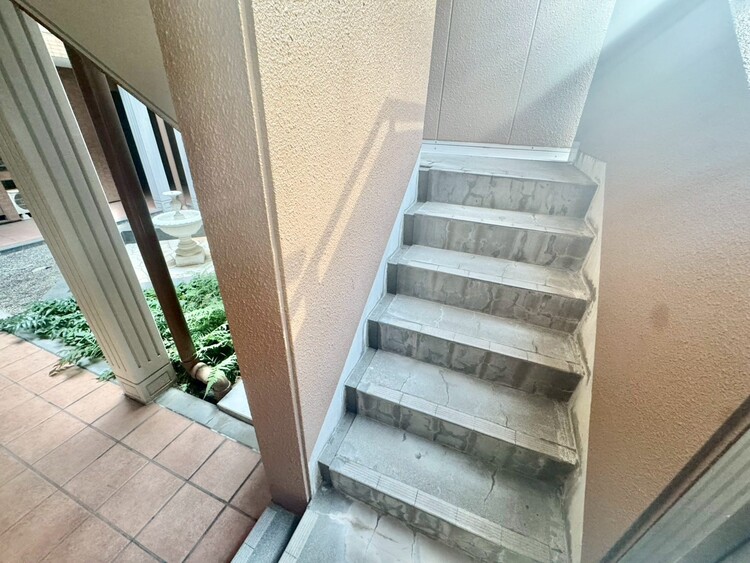 その他 共用部の階段です。明るく清潔に管理されています。