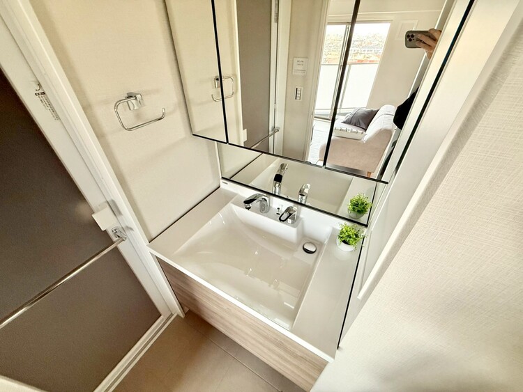 その他 清潔感を感じられる洗面化粧台。