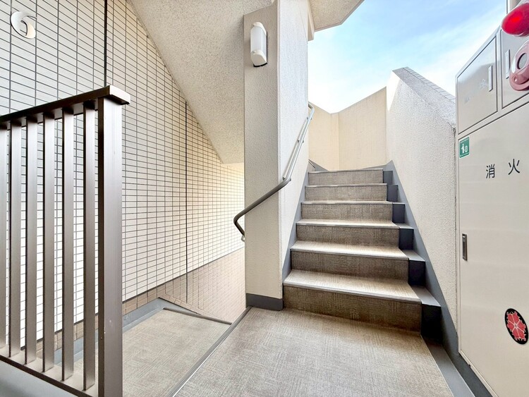 その他 共用部の階段です。明るく清潔に管理されています。