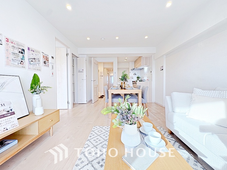 内装 忙しい朝でも、しっかり家族が揃って食事をして頂けるゆとりある大きさのダイニングスペース。リビングと和室の続き間は急な来客時になど使い勝手が良いです。実際の空間を体感してみて下さい！