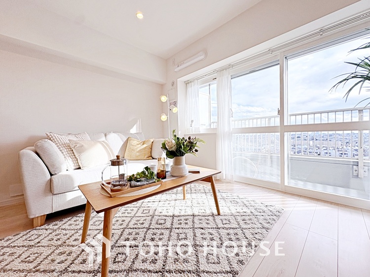 内装 【living】居心地のいい暮らしには欠かせない眩い採光。ゆったりとした幅の窓からこの空間に降り注ぐ採光が絶えない。明るいリビングこそ居心地のいい暮らしが待っているのだと思う。