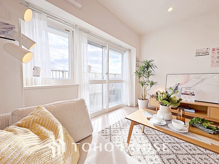 内装 叶えたかったのは落ち着きのあるナチュラルな風合い、そして開放感があるリビング。優雅な気分に浸れる幸せな時間を家族が自然と集まりたくなるこの空間で。